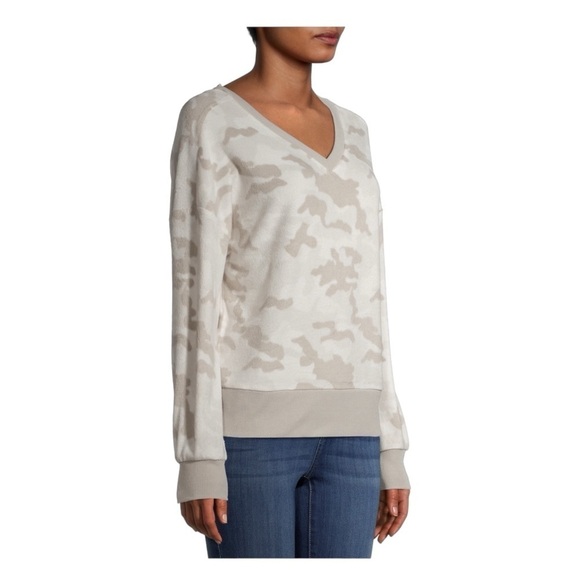 Derek Heart Neutral Camo Fuzzy Comfy Sweatshirt Size M - Picture 6 of 13